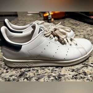 Adidas Stan Smith Men’s size 7, white with blue accent